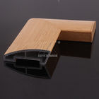 L'OEM en aluminium réglable de profils de balustrade adaptent la finition aux besoins du client de grain du bois légère de longueur